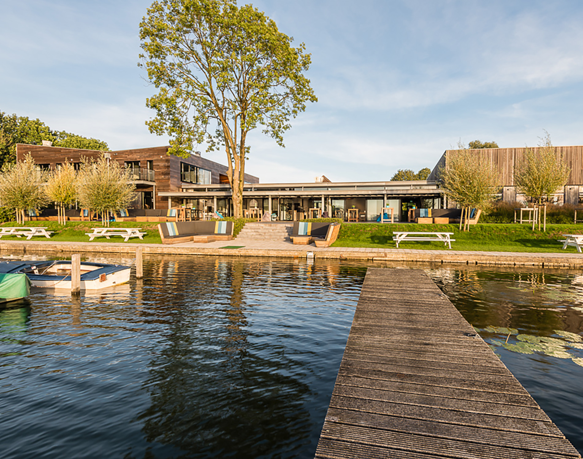 Image of the location InnStyle as seen from the waterside with benches outside the venue