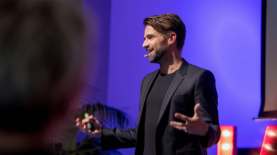 Image of Mark Tuitert, speaking at an event